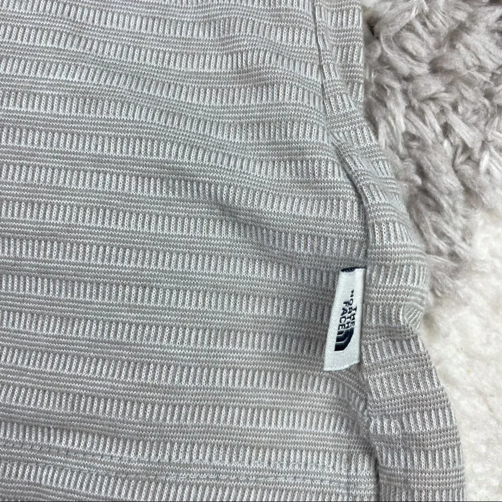 Women’s North Face Short Sleeve - Picture 3 of 4